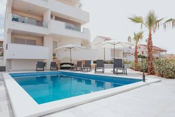 Villa für 20 Personen, mit Terrasse und Garten in Novalja