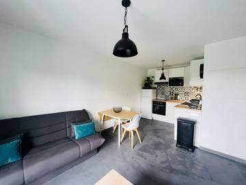 Gîte pour 4 personnes, avec vue ainsi que piscine et balcon à Bruguières