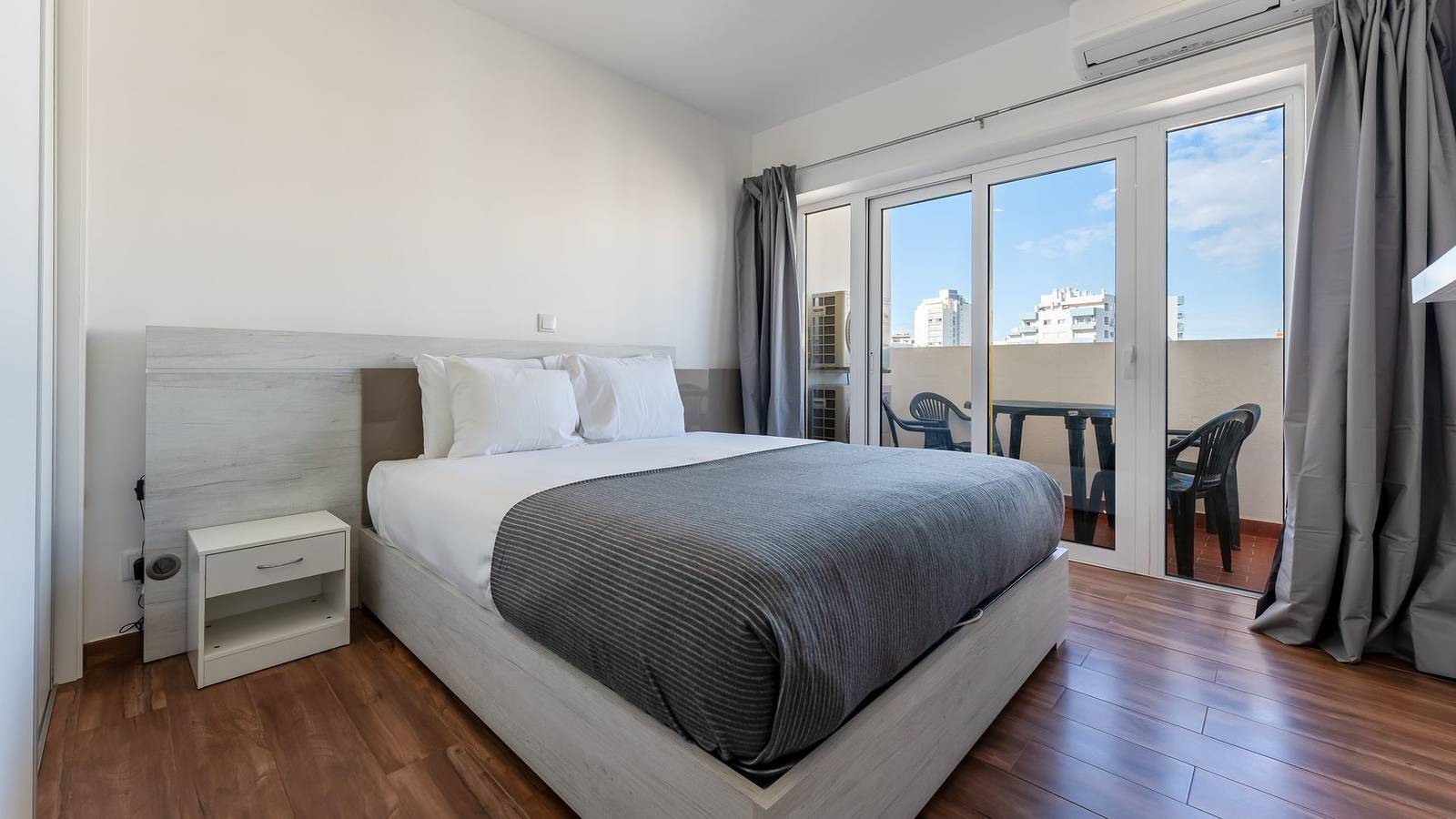 Ganze Wohnung, Ferienwohnung für 4 Personen mit Balkon in Praia da Rocha, Portimão
