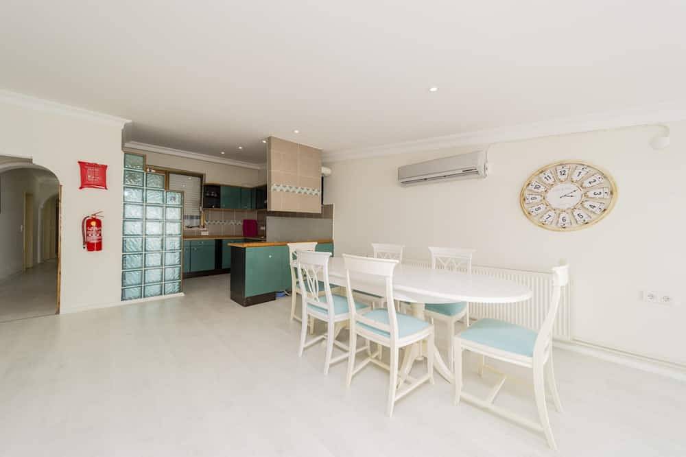 Ganze Wohnung, Flat with Terrace next to Konyaalti Beach in Antalya, Provinz Antalya