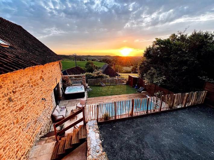 Location de vacances pour 7 personnes, avec Balcon et Jacuzzi ainsi que Terrasse et Jardin dans Les Coteaux Périgourdins