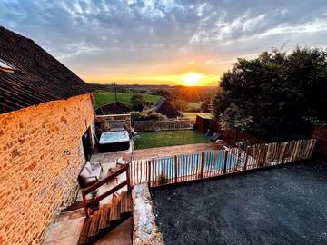 Cottage pour 7 personnes, avec jardin ainsi que jacuzzi et piscine à Chavagnac