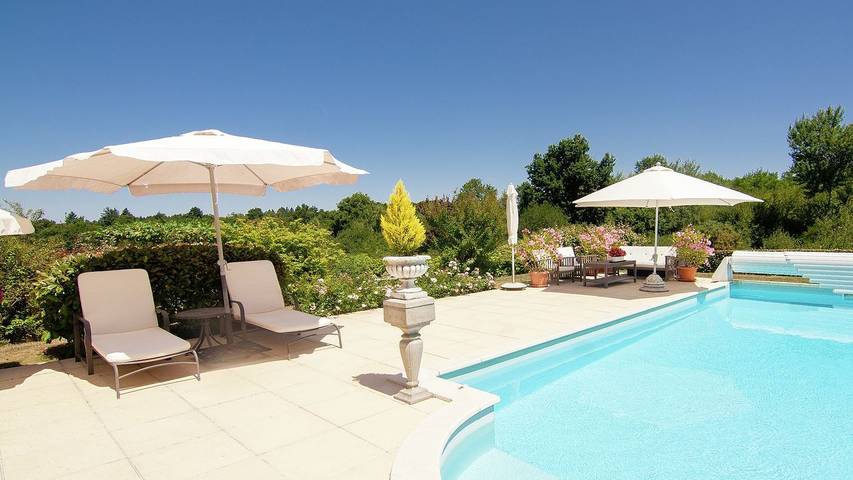 Location de vacances pour 9 personnes, avec terrasse ainsi que piscine et jardin à Rouzède