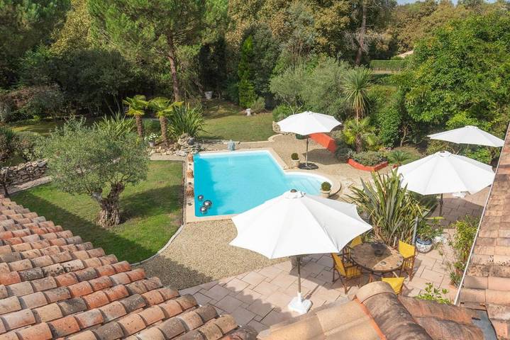 Maison de vacances pour 2 personnes, avec Terrasse et Jardin ainsi que Piscine et Vue à Blanquefort