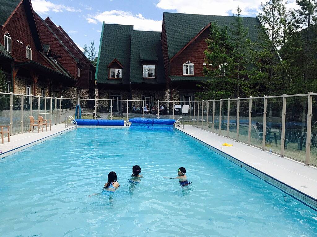 Luxuriöses 2-stöckiges Chalet, 2 Schlafzimmer, 2 Bäder, beheiztem Außenpool / Whirlpool in Canmore, Banff-Nationalpark