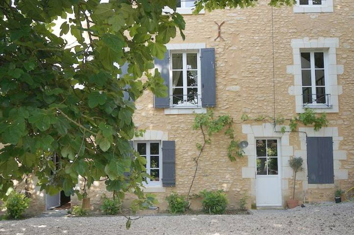 Chambre d’hôte pour 3 personnes, avec jardin à Lézigné