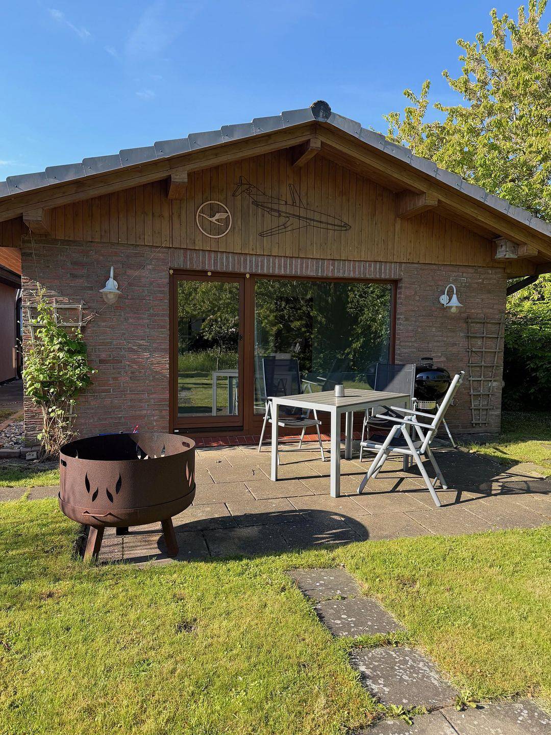 Bungalow im Garten - Komfortables Ferienhaus mit Terrasse und Feuerschale in Wiek, Rügen