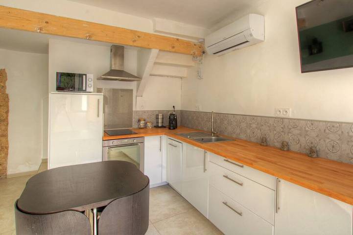 House in a medieval village in Saint-Mitre-les-Remparts, Costa mediterránea (Francia)