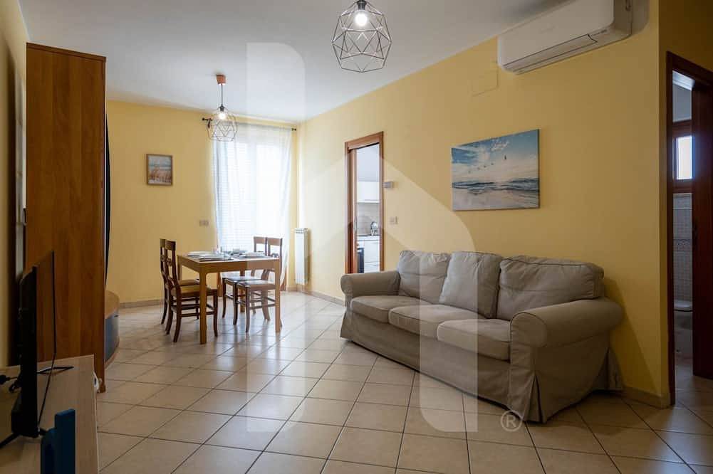 Appartement entier, Le Palazzo Passerini est l'un des bâtiments historiques au cœur de Pineto, offrant la possibilité d'un séjour à quelques pas de la mer et de tous les services. Situé au deuxième étage, également accessible par ascenseur, et est aménagé sur deu in Pineto, Côte Adriatique Abruzzes