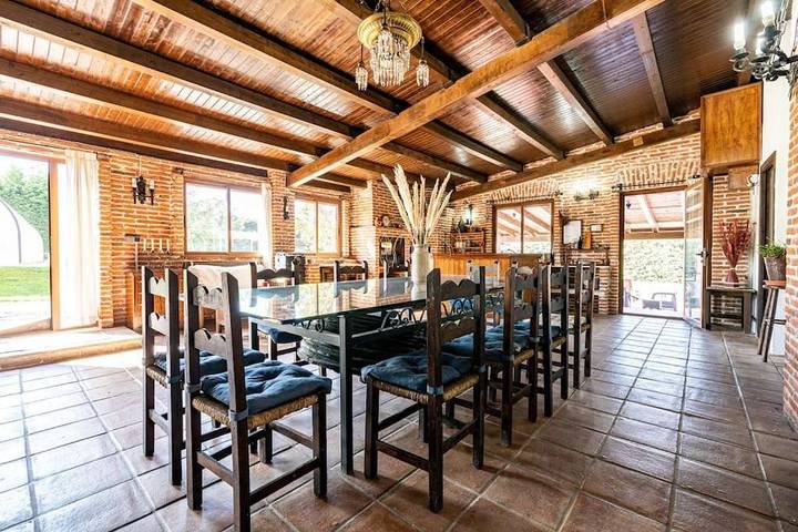 Casa de vacaciones para 16 personas, con terraza además de jardín y piscina, Se admiten mascotas en Comarca de Ávila