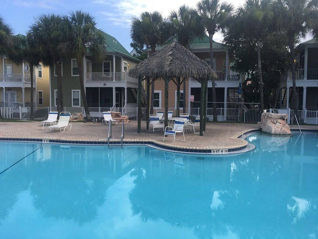 Ganze Wohnung, Urlaubsparadies im Purple Parrot Resort Entspannen Sie sich in der Tiki Bar. Neu auf dem Markt in Johnsons Beach, Perdido Key