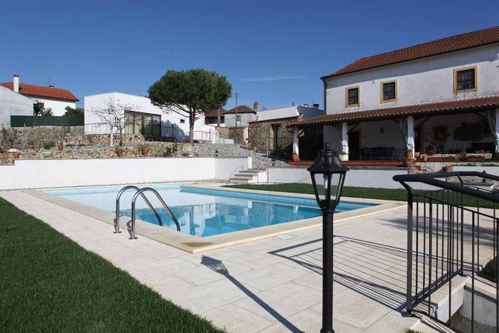 Location de vacances pour 8 personnes, avec Balcon et Terrasse ainsi que Jardin et Piscine dans Pala