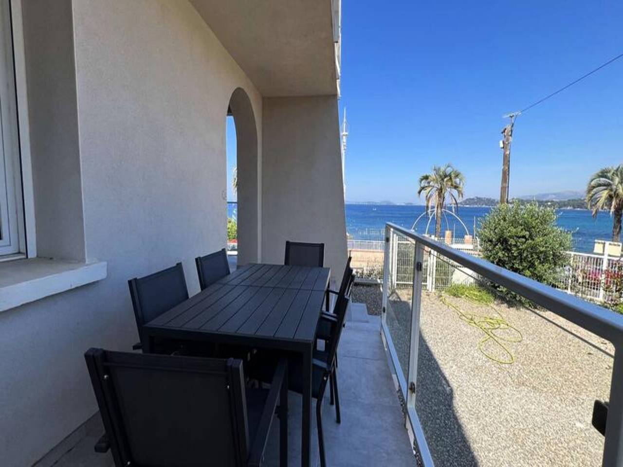 Apartamento entero, Apartamento junto a la playa de Garonne con vistas al mar in Le Pradet, Parque nacional Port-Cros