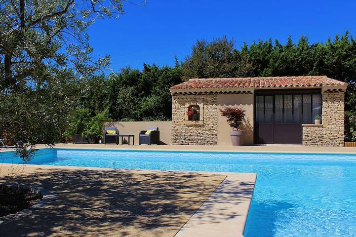 Gîte pour 2 personnes, avec Jacuzzi et Terrasse ainsi que Jardin et Piscine