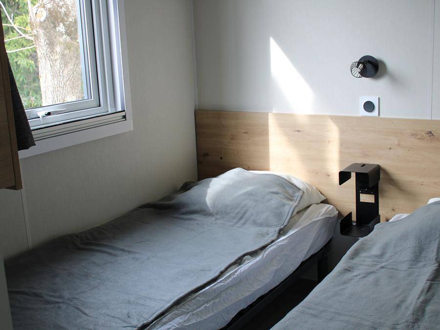 Flower Camping Les Paillotes en Ardeche - Mobilheim 7 personen - Mobilheim Family 30m² Komfort (3Sch - 7Pers.) + Klimaanlage + Überdachte Terrasse in Ruoms, Ardèche
