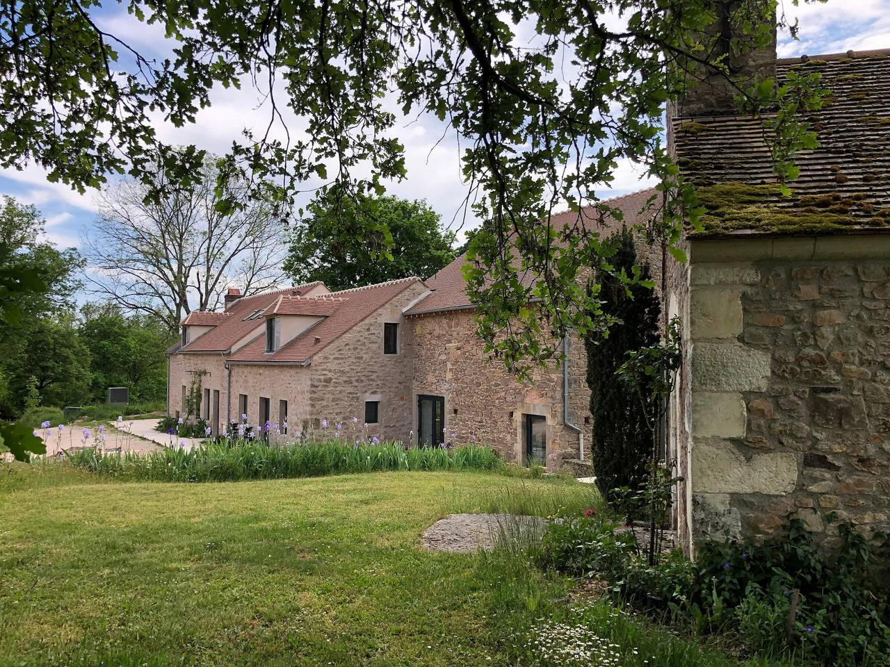 Charmantes Ferienhaus im Morvan mit Parkplatz und Elektro-Ladestation in Saint-Germain-des-Champs, Naturpark Morvan