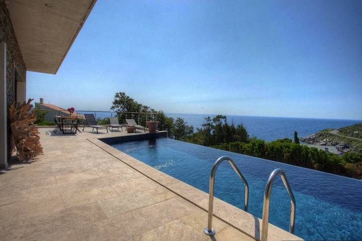 Location de vacances pour 8 personnes, avec vue ainsi que jardin et piscine, animaux acceptés à Pietracorbara - 2