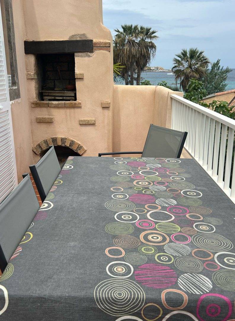 Appartement entier, Appartement L'Île-Rousse, les pieds dans l’eau in L'Île-Rousse, Région de Calvi