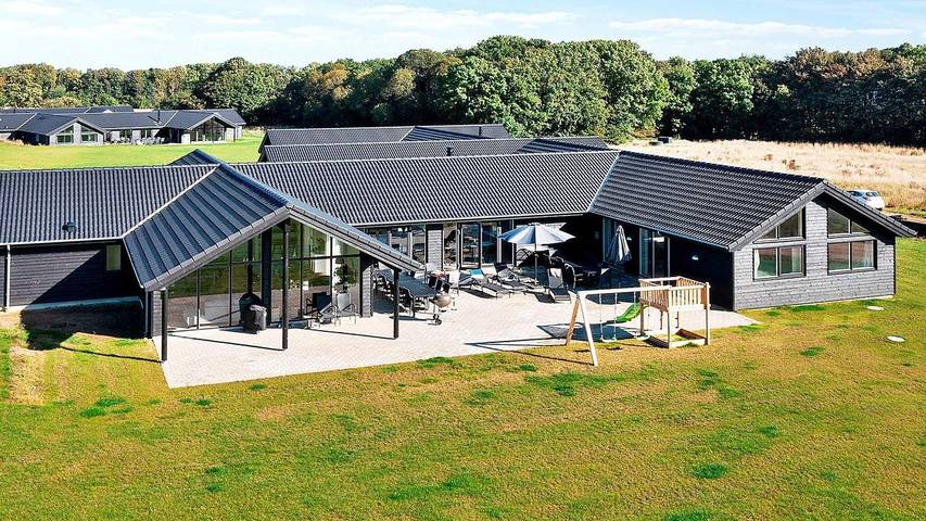 Ferienhaus für 26 Personen, mit Whirlpool und Pool sowie Terrasse und Sauna, mit Haustier in Mommark