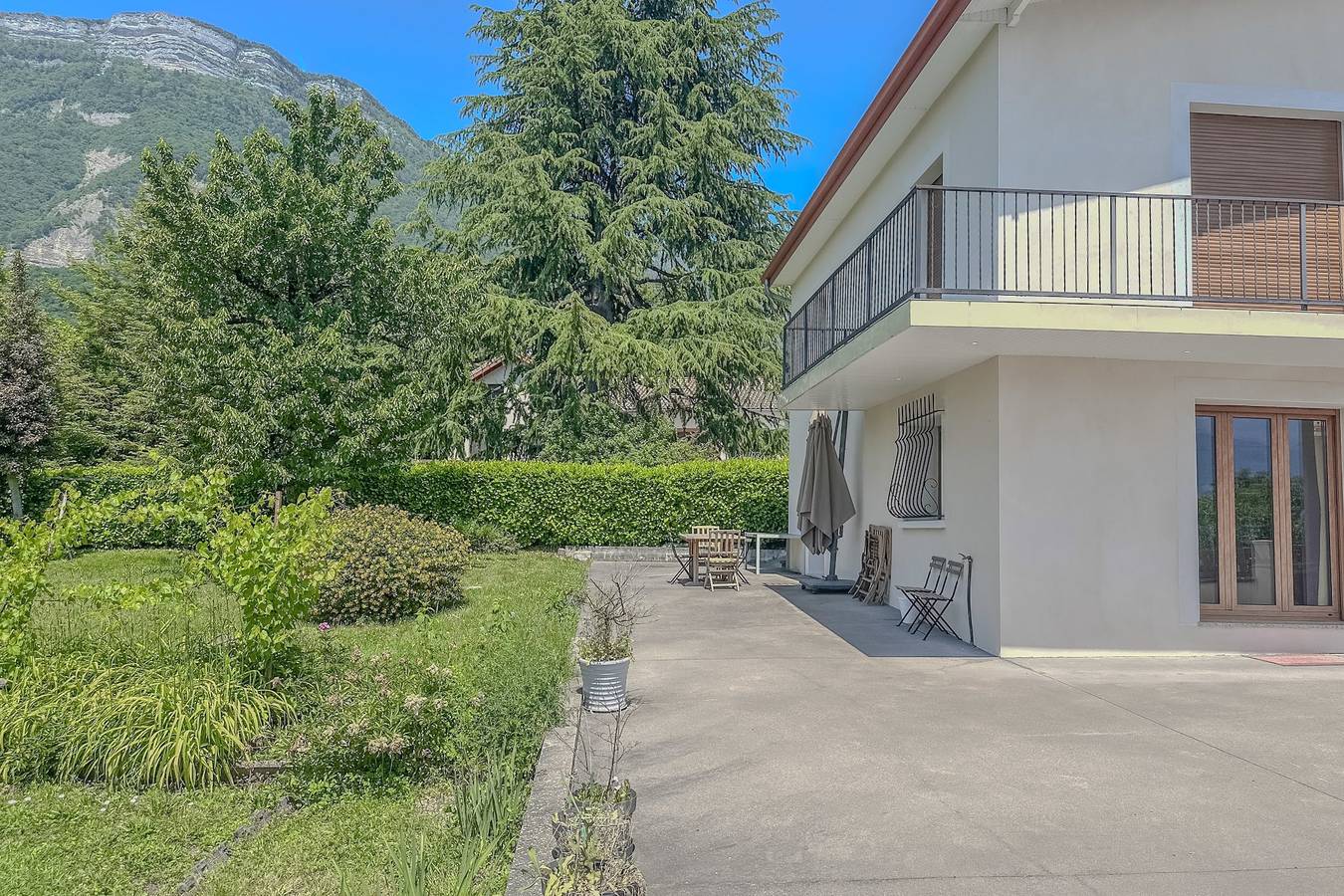 #Fw The House of Sunny Gardens 🌞 in Saint-Ismier, Isère