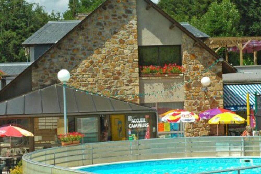 Cabaña con vista al lago y terraza, ideal para 5 personas in Salles-Curan, Lago de Pareloup