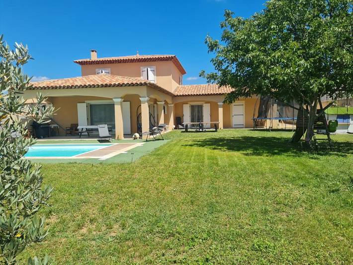 Location de vacances pour 8 personnes, avec jardin et piscine, animaux acceptés à Montmeyan