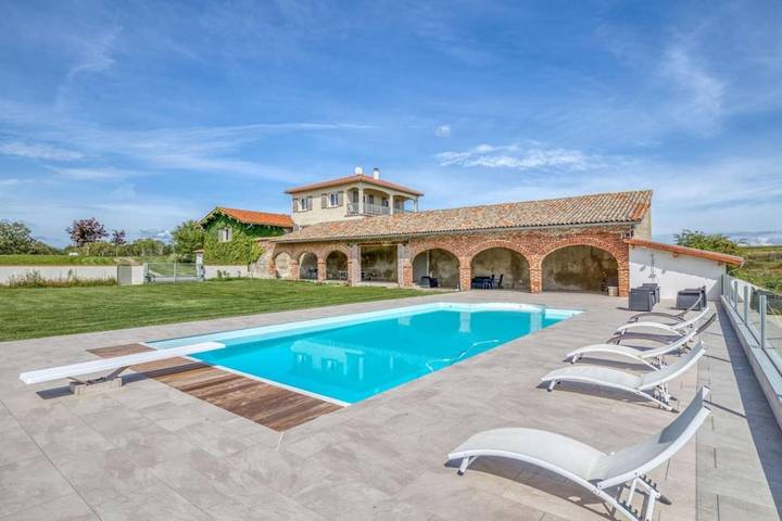 Villa pour 30 personnes, avec Jacuzzi et Terrasse ainsi que Jardin et Piscine