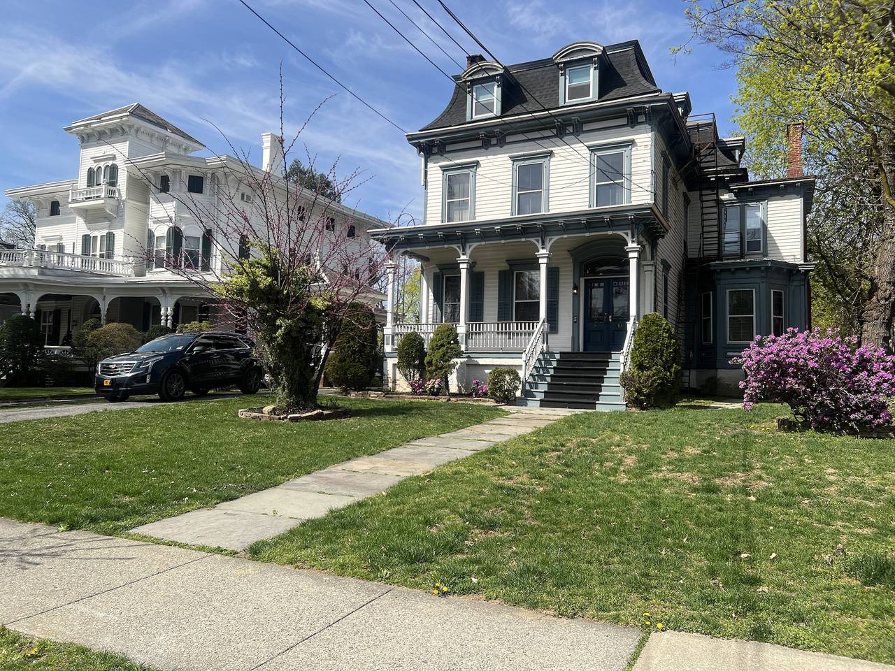 Entire apartment, 1 Br Private Victorian Apt in convenient City location on half acre sleeps 4 in Dutchess County