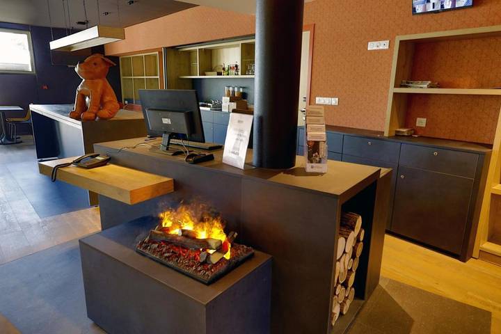 Hotel para 2 personas, con terraza y piscina - 1