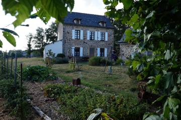 Chambre d’hôte pour 2 personnes, avec jardin à Lanuéjouls