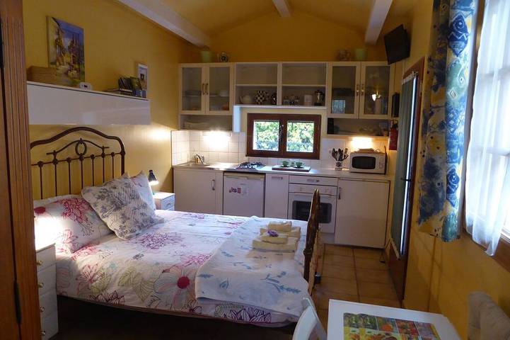 Ferienwohnung für 2 Personen, mit Terrasse und Garten sowie Pool