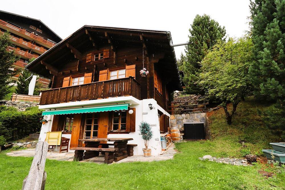 Charmantes freistehendes Ferienhaus für bis zu 5 Personen. Es hat eine gute Lage in der Nähe einer S in Saint Luc, Anniviers