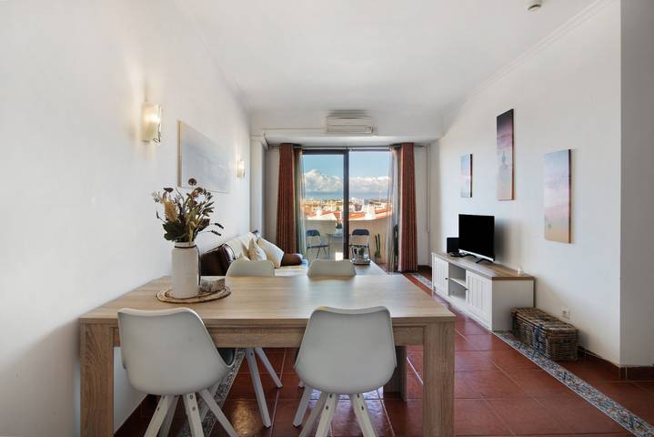 Entire apartment, Apartment 'Oura Beach Cozy' with Balcony, Wi-Fi and Air Conditioning in Albufeira e Olhos de Água, Faro District