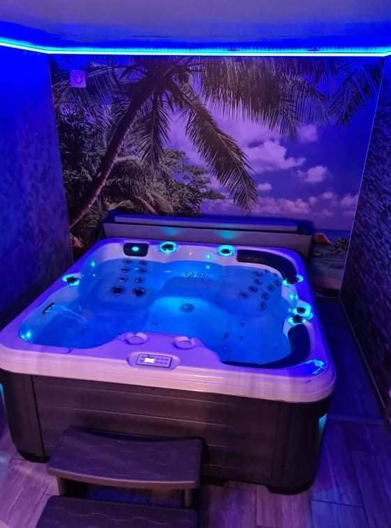 Gîte pour 2 personnes, avec Jacuzzi et Terrasse dans Quarouble