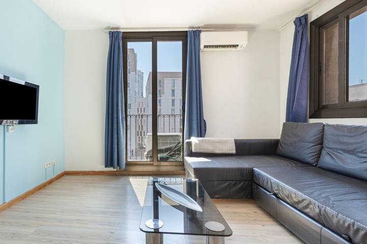 Entire apartment, Felix Apartment: Your Retreat with Terrace and A/C in the Heart of Barcelona in Barcelona Centre, Barcelona