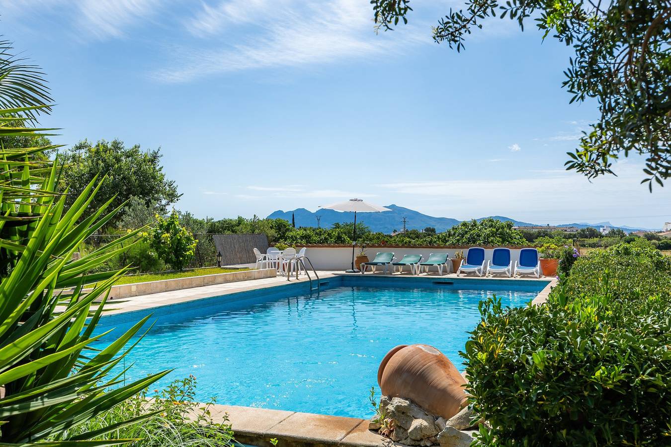 Villa Piedra mit paradiesischem Garten, Pool, Bergblick, Klimaanlage und Wlan, Parkplätze vorhanden in Port de Pollença, Pollença