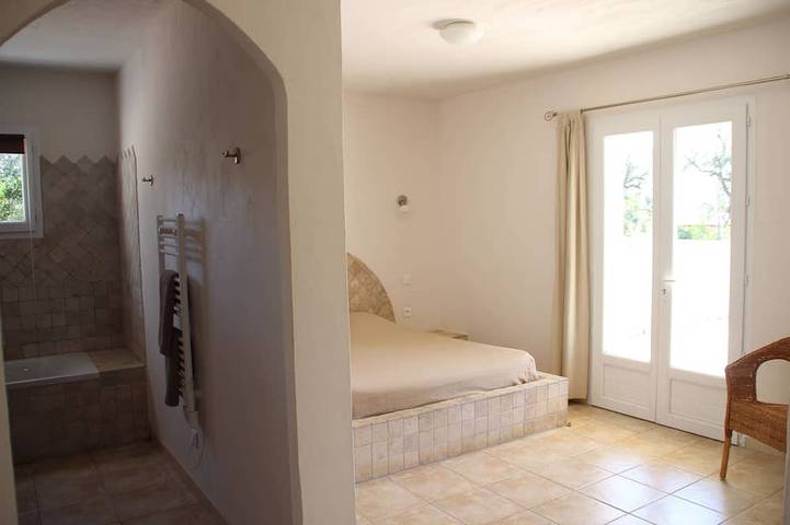 Very Quiet Spacious Villa, Sea And Mountain Views, 500M From The Beach in Zonza, Arrondissement de Sartène