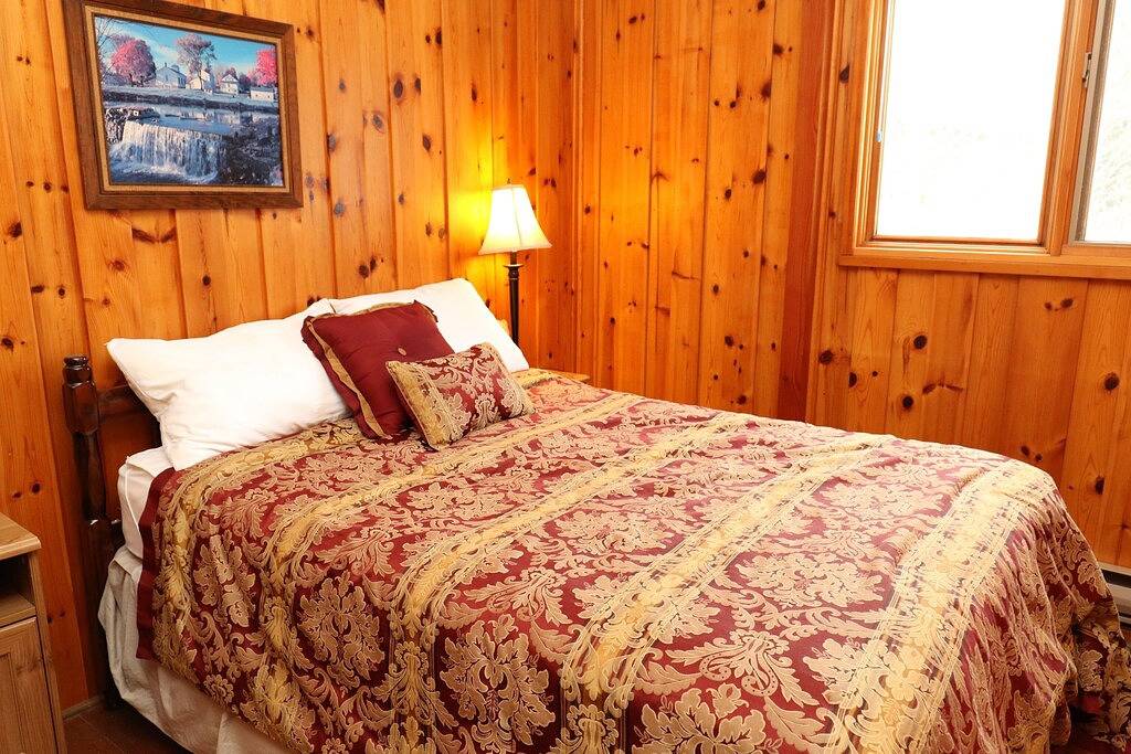 The Cedardale @ #Balsamlake mit Gästehäuschen. in Kawartha Lakes