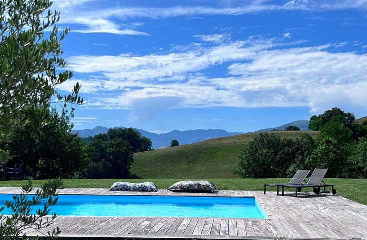 Gîte pour 7 personnes, avec piscine ainsi que terrasse et vue à Çaro