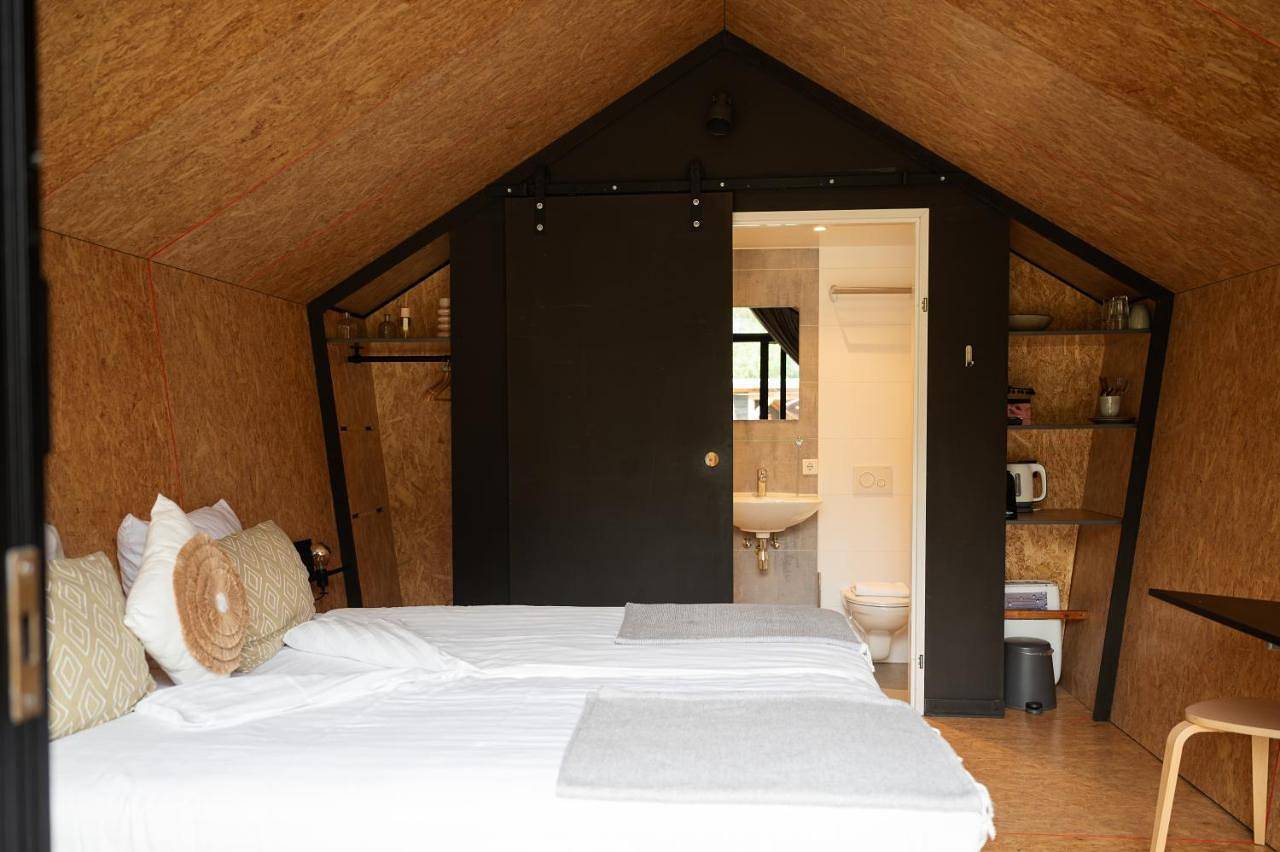 Tenthuisje in het groen, een suite met eigen badkamer in Callantsoog, Noord-Holland - Kust van de Noordzee