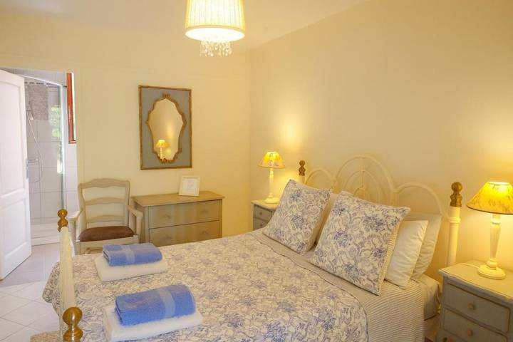 Chambre d’hôte pour 2 personnes, avec vue et jardin ainsi que piscine et terrasse à Sarlat-la-Canéda