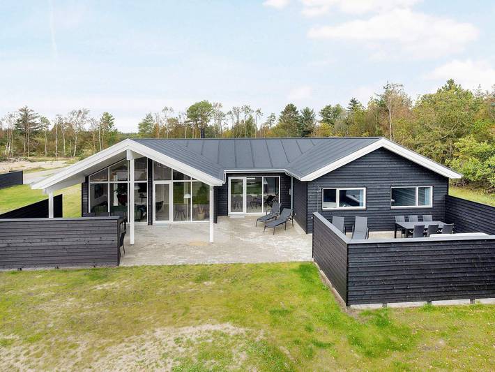 Ferieudlejning for 18 personer, med Terrasse og Have såvel som Pool og Sauna i Ålbæk