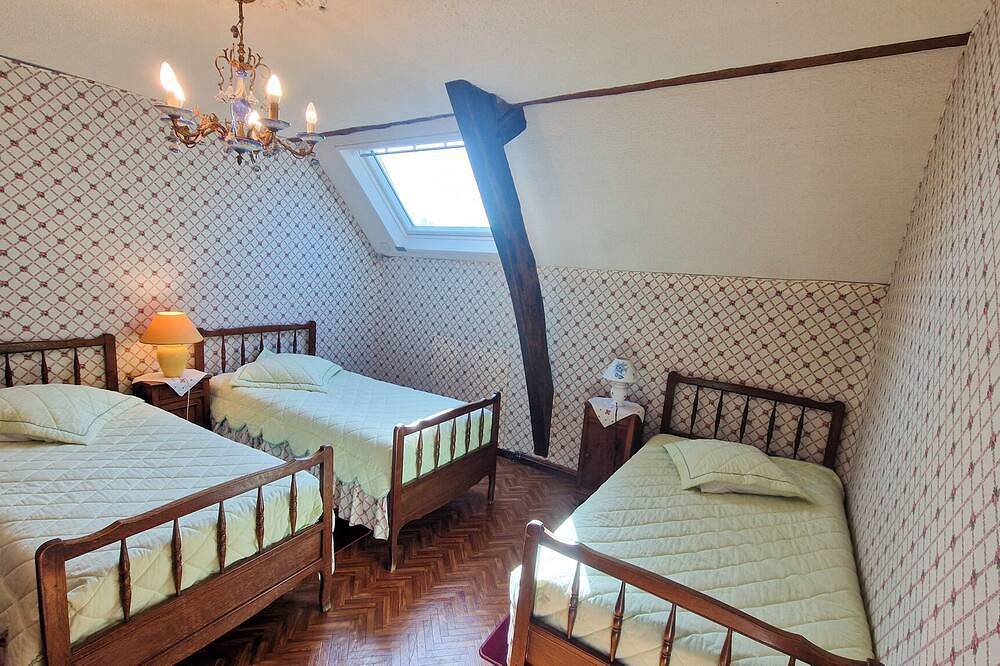Gîte du Domaine de Chateux, chez Marlène proche Boussac / Piscine communale in Soumans, Région de Guéret