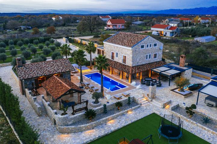 Ferienhaus für 16 Personen, mit Whirlpool und Terrasse sowie Garten und Sauna in Poljica Brig