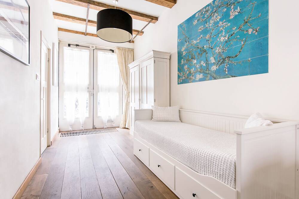 Street Level Studio Apartment in Amsterdam City Centre. in Dutch Coast