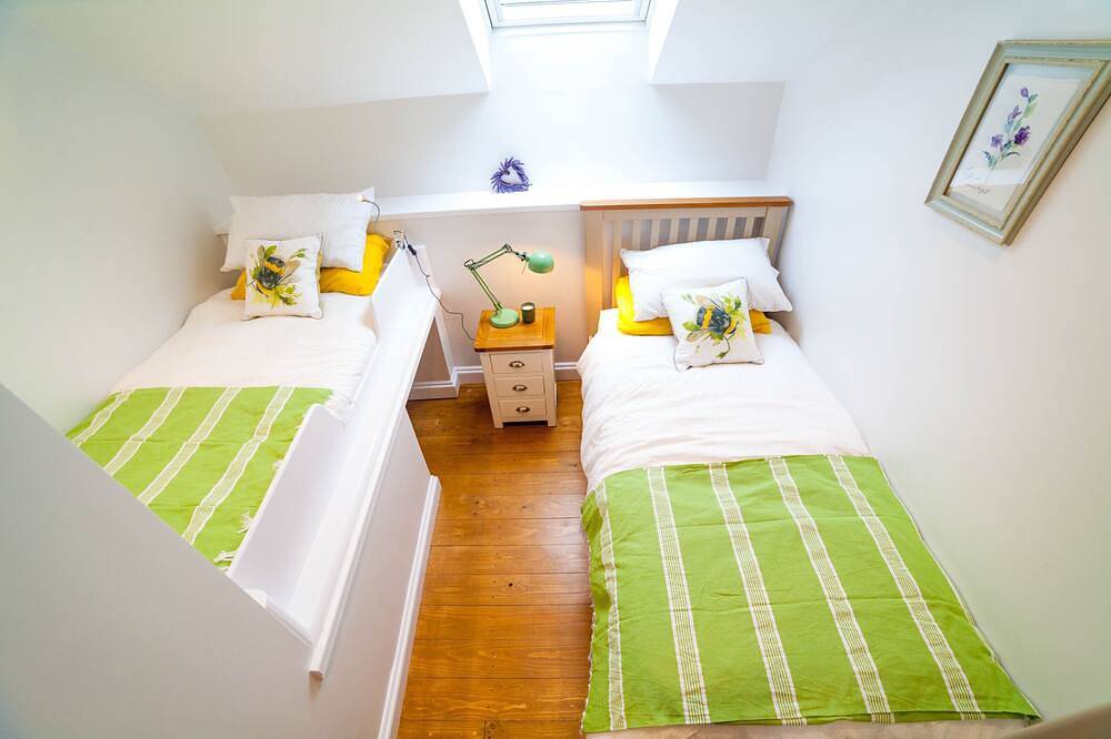 Colby Cottage, Wynd Hill Hideaway - walk to coast path, beach and pub! in Manorbier, Pembrokeshire