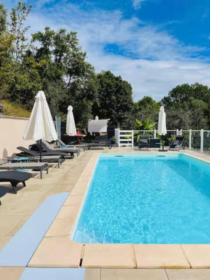 Location de vacances pour 12 personnes, avec Terrasse et Piscine à Carlux