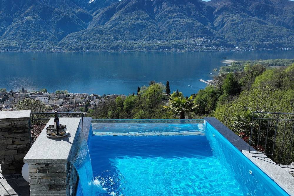 Grosszügiges Ferienhaus mit Panorama-Glaspool und Jacuzzi mit spektakulärem Seeb in Minusio, Tessiner Alpen