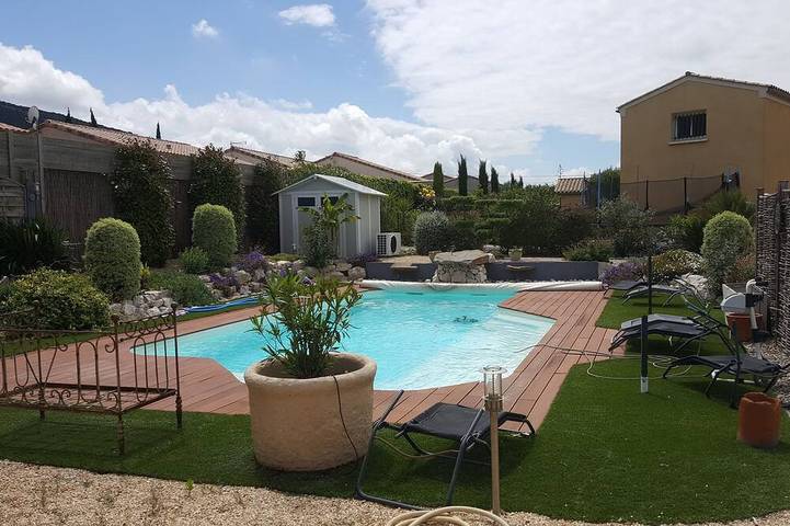 Gîte pour 6 personnes, avec terrasse ainsi que jardin et jacuzzi à Floure