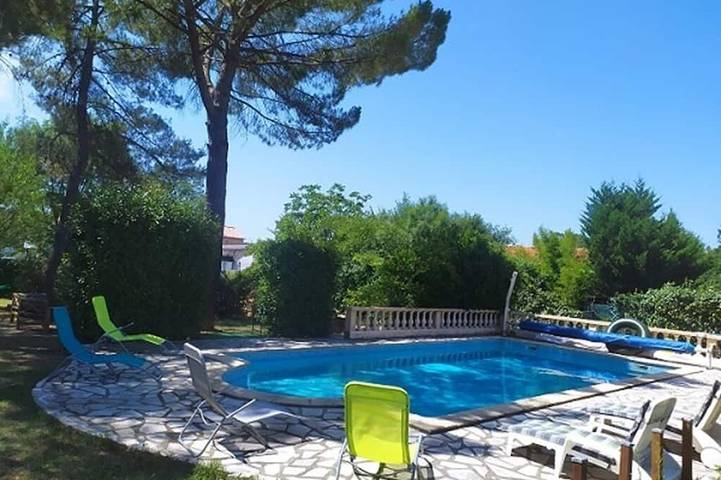 Gîte pour 3 personnes, avec Terrasse ainsi que Jardin et Piscine à Saint-Julien-les-Rosiers
